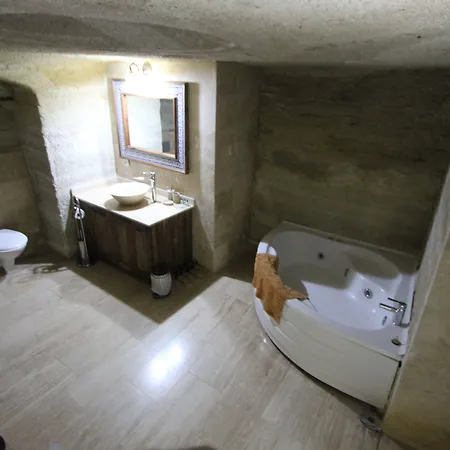 Family Cave Γκόρεμε